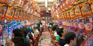 Des joueurs de Pachinko à Tokyo